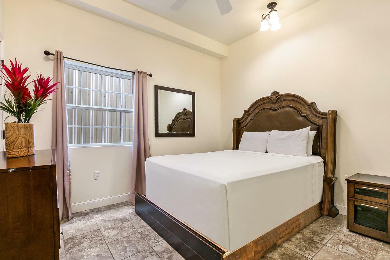Spacious 4Br City Condo Steps From St Charles Ave New Orleans Exterior photo